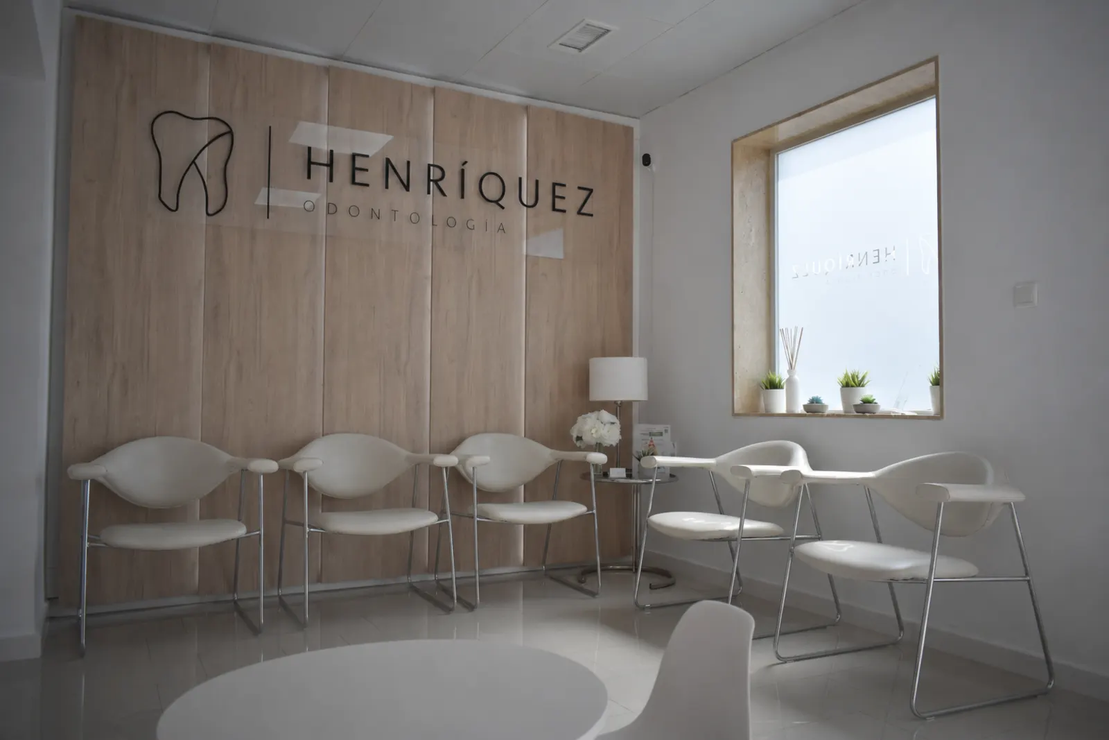 Sala de espera de Clínica Dental Henríquez en Cartagena, Murcia