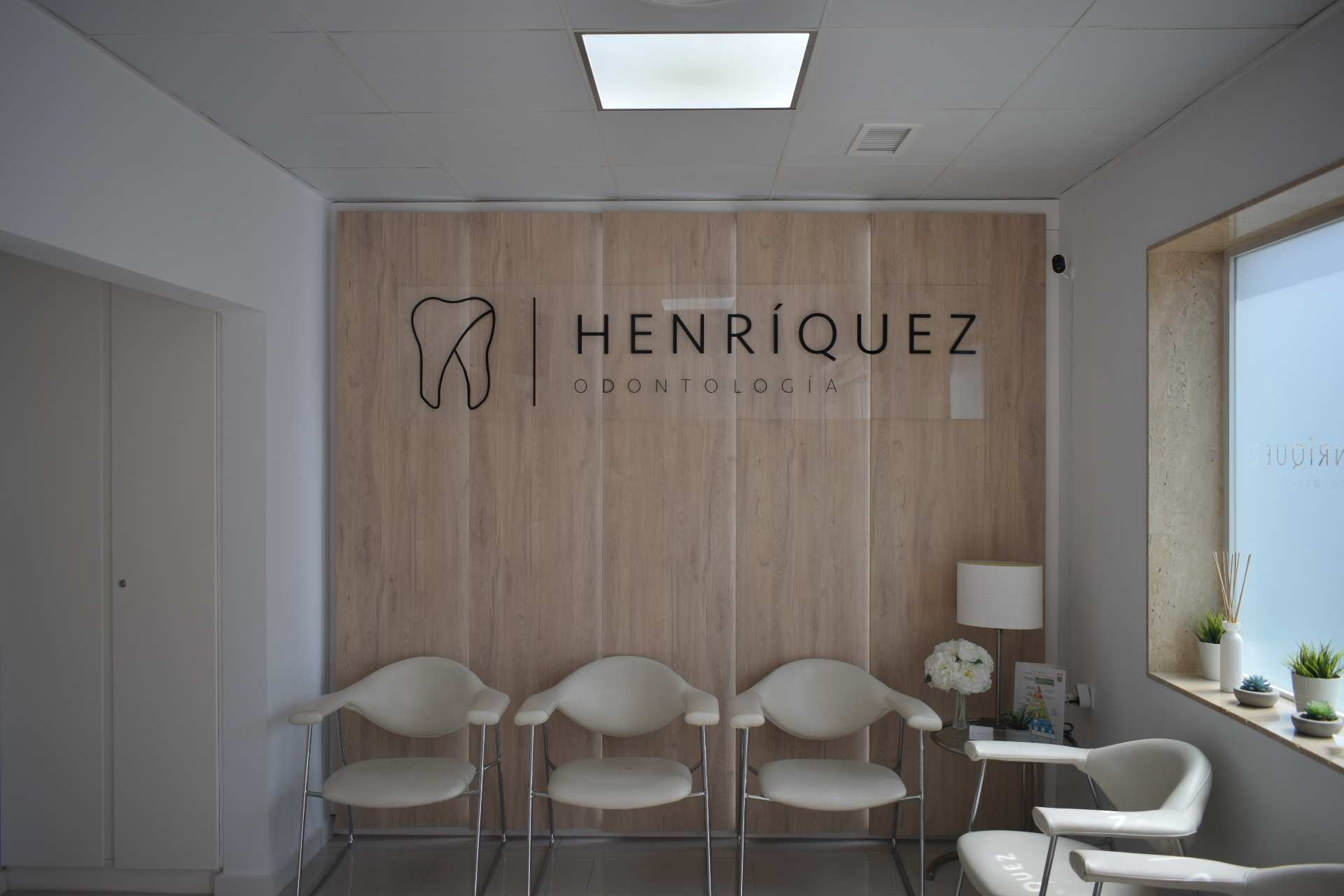 Profesional de Clínica Dental Henríquez atendiendo